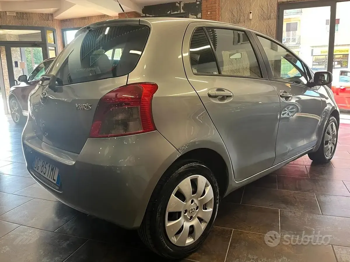 Usata Toyota Yaris Sol 69 CV (50 kW) 2007 Grigio Utilitaria