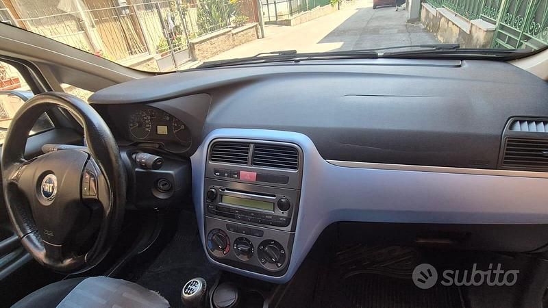 Usata Fiat Grande Punto 75 CV (55 kW) 2006 Grigio Utilitaria