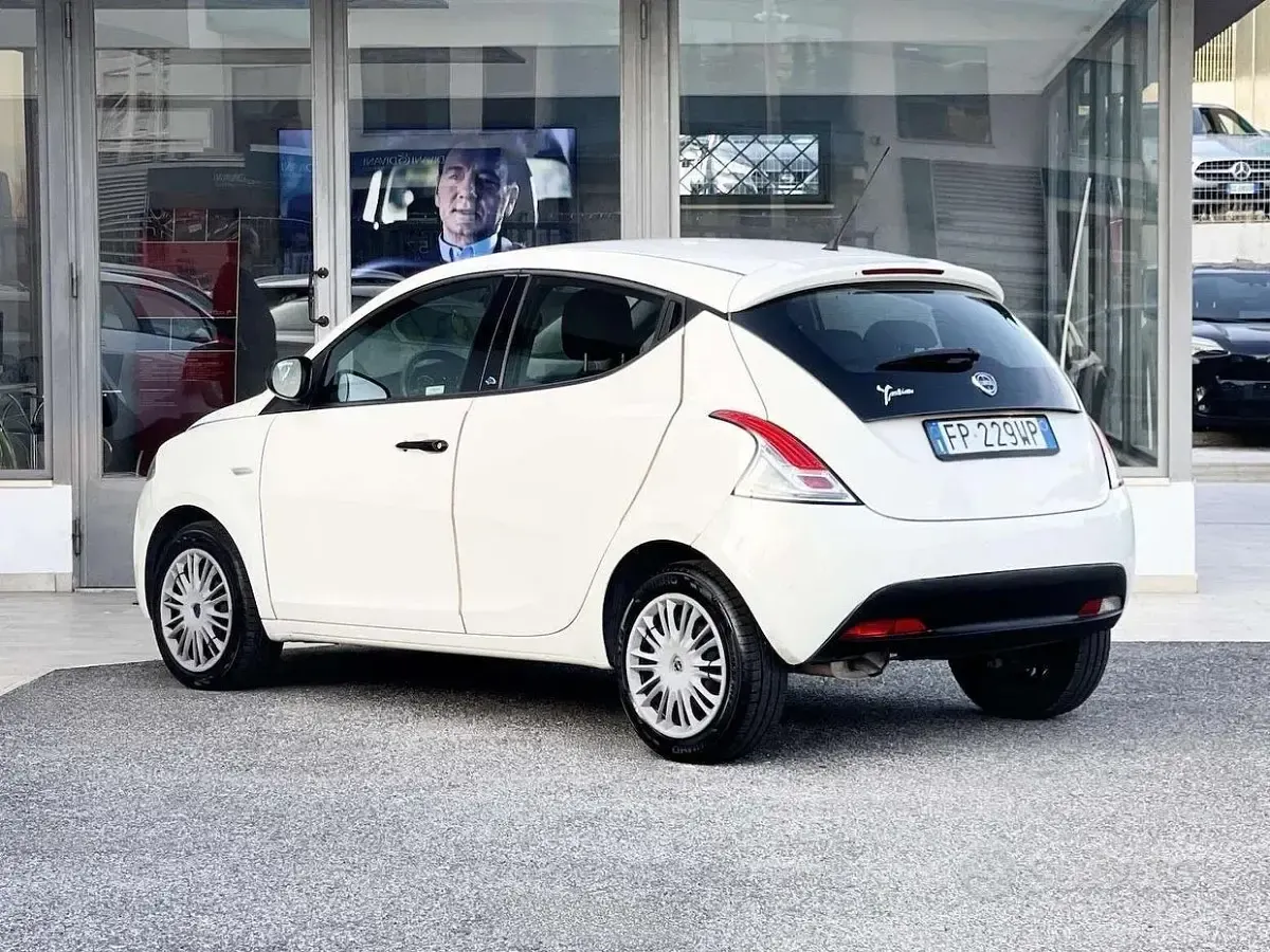 Usata Lancia Ypsilon 69 CV (50 kW) 2018 Bianco Utilitaria