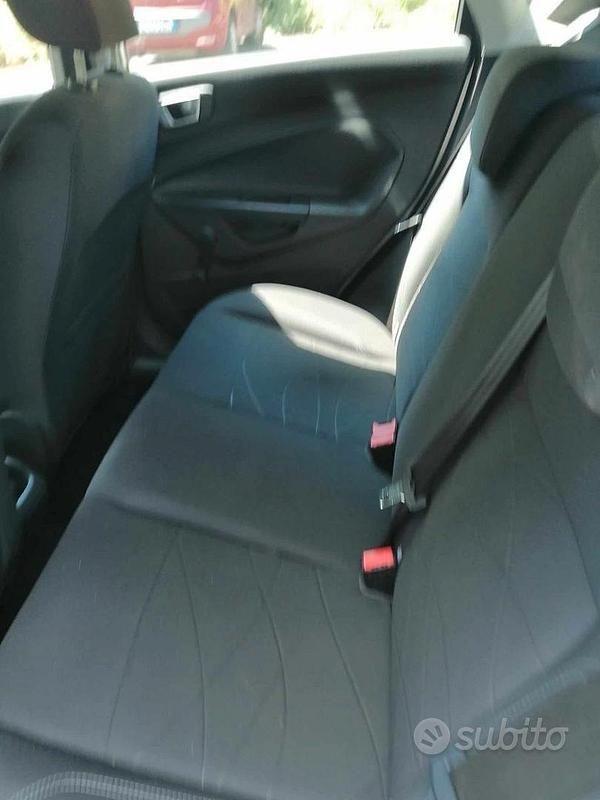 Usata Ford Fiesta 82 CV (60 kW) 2016 Grigio Utilitaria