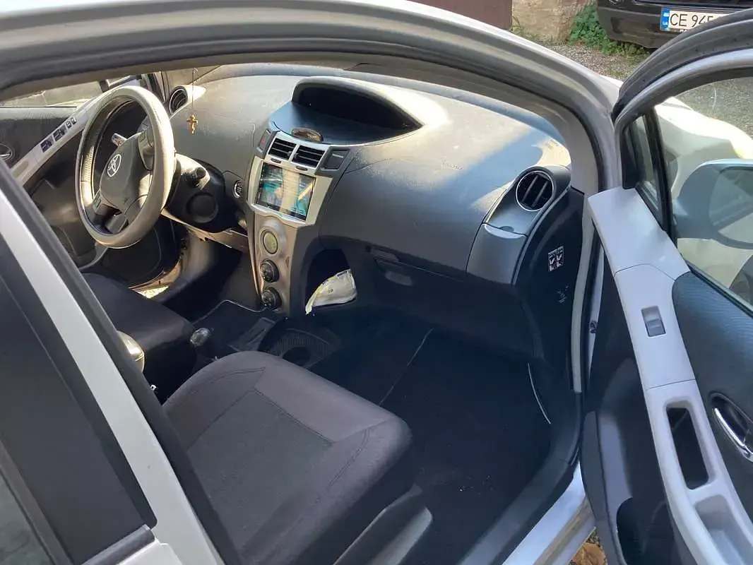 Usata Toyota Yaris Sol 90 CV (66 kW) 2009 Argento Utilitaria