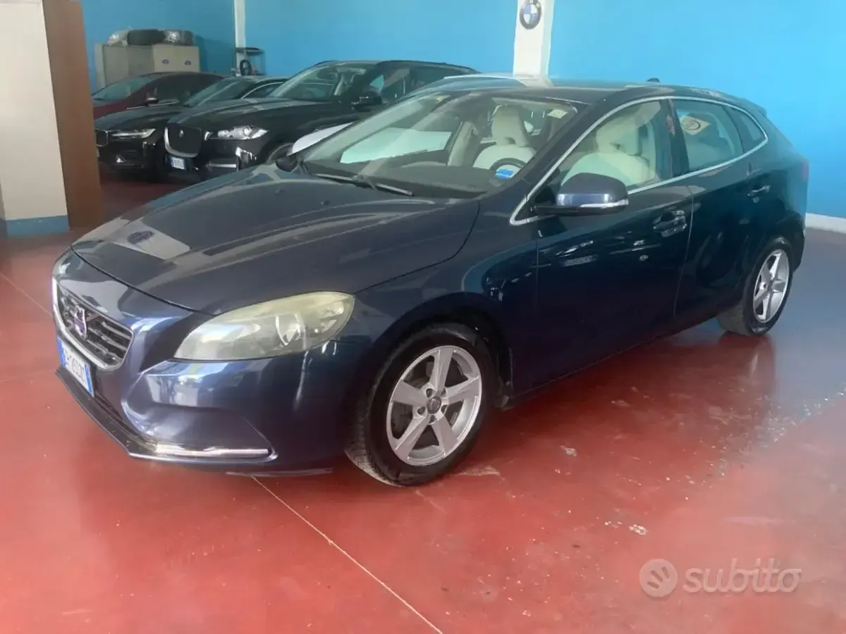Usata Volvo V40 Momentum 115 CV (84 kW) 2013 Bluazzurro Berlina