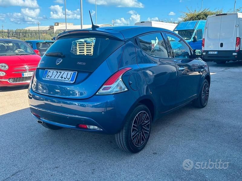 Usata Lancia Ypsilon Gold 69 CV (50 kW) 2022 Blu/azzurro Utilitaria