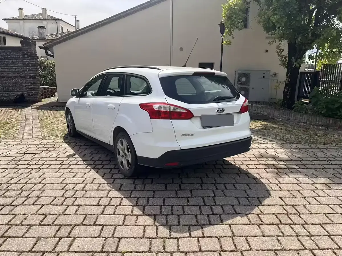 Usata Ford Focus 95 CV (69 kW) 2013 Bianco Station wagon