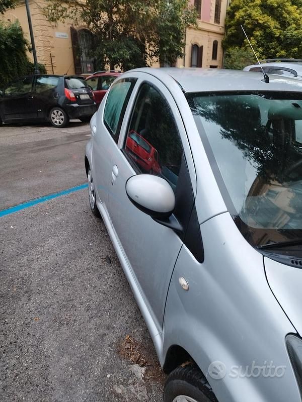 Grigio Usata 2013 Toyota Aygo Due volumi | 3500 € - Immagine 1/4