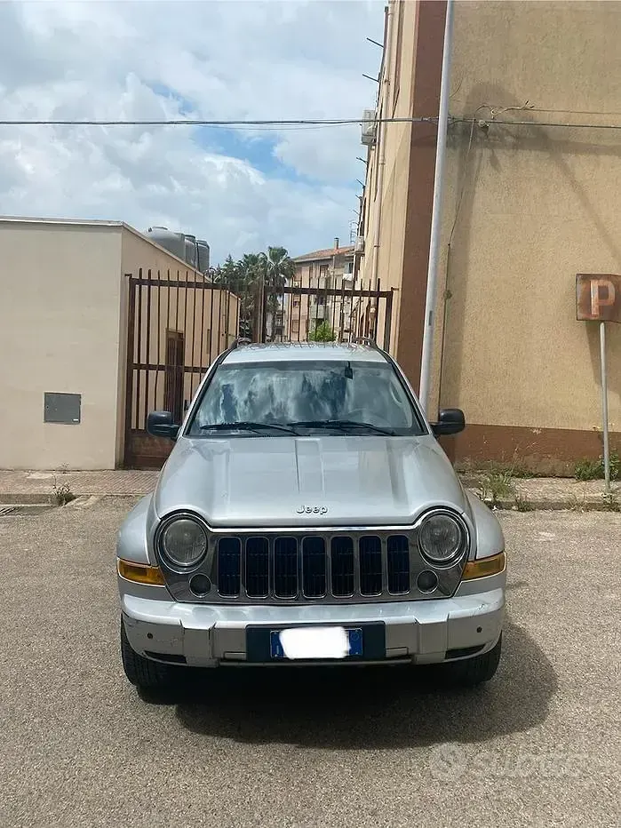 Usata Jeep Cherokee 163 CV (119 kW) 2005 Grigio SUV