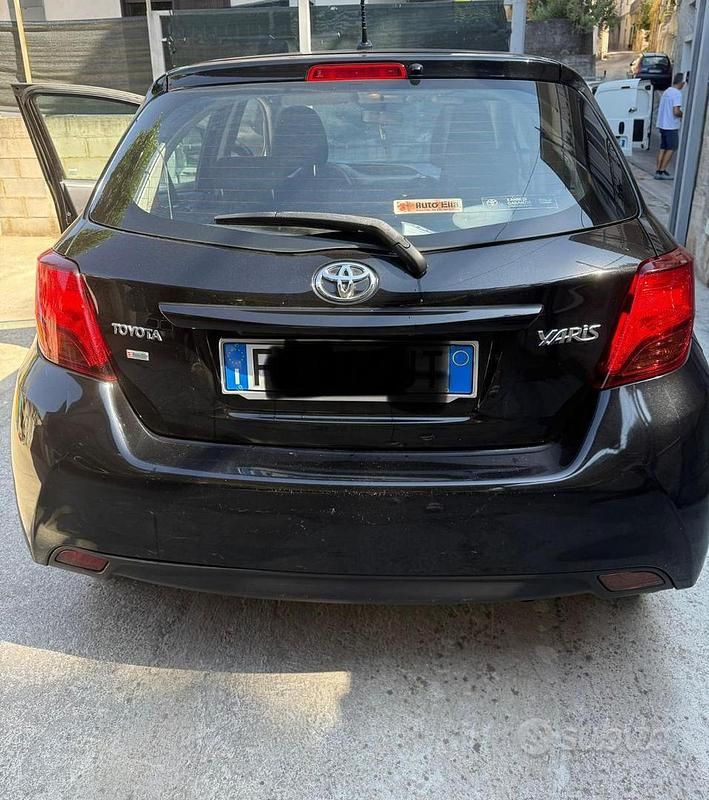 Usata Toyota Yaris Cool 69 CV (50 kW) 2017 Nero
