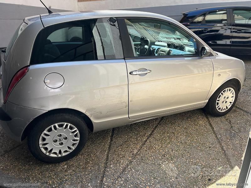 Usata Lancia Ypsilon 80 CV (58 kW) 2004 Argento Utilitaria