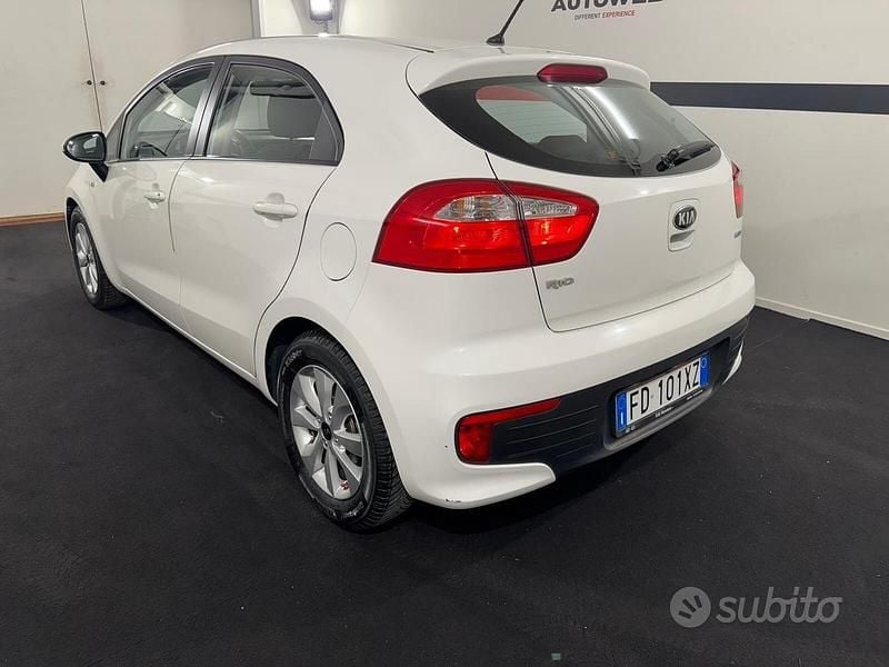 Usata Kia Rio 75 CV (55 kW) 2016 Bianco Berlina