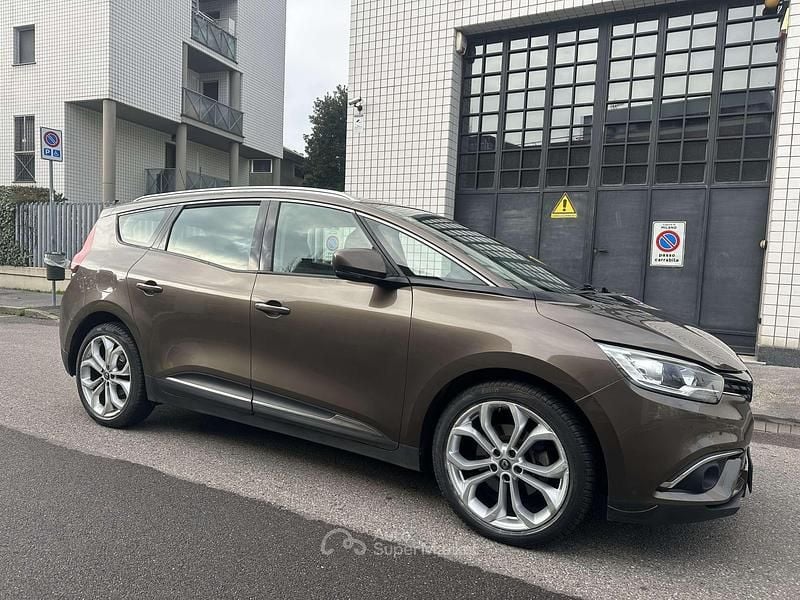 Usata Renault Grand Scénic IV Initiale Paris 131 CV (96 kW) 2017 Marrone Monovolume