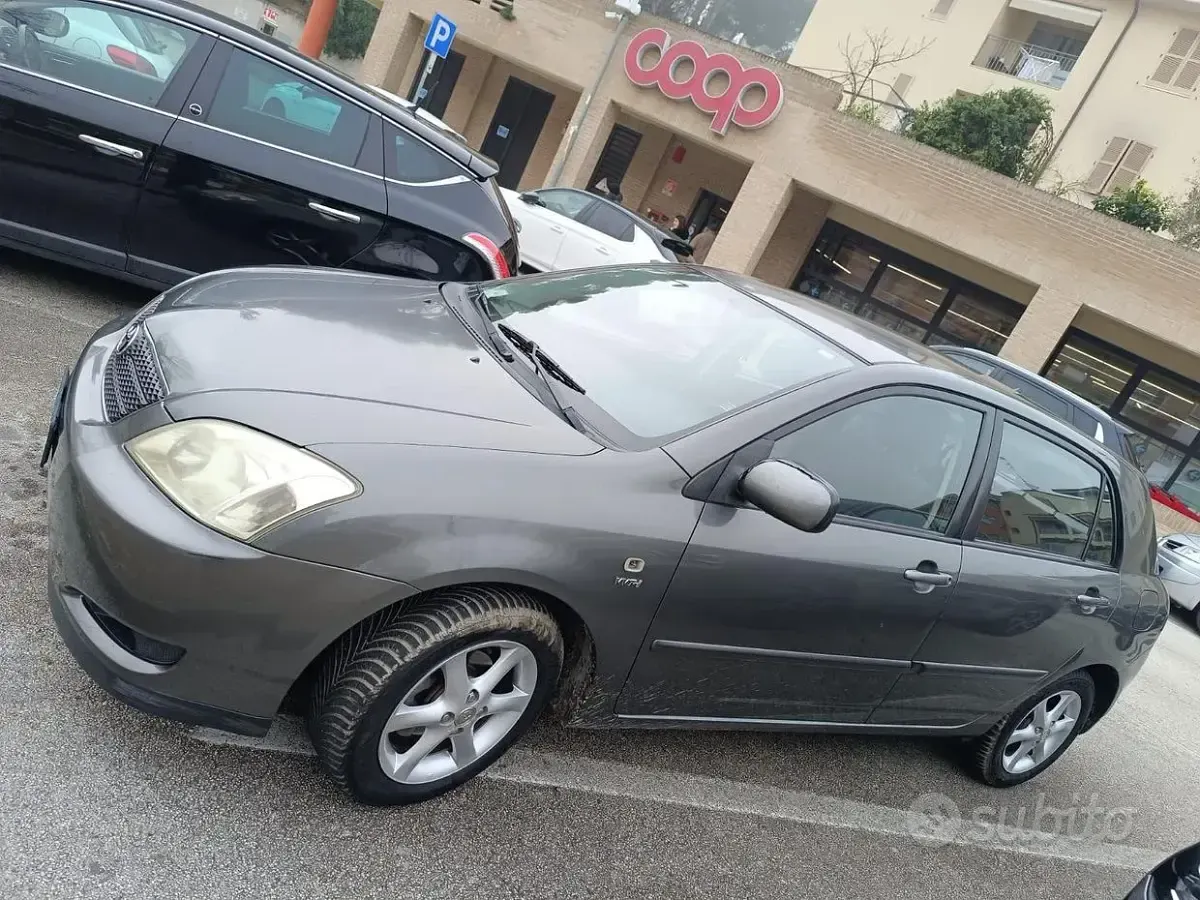 Usata Toyota Corolla 97 CV (71 kW) 2004 Nero Berlina