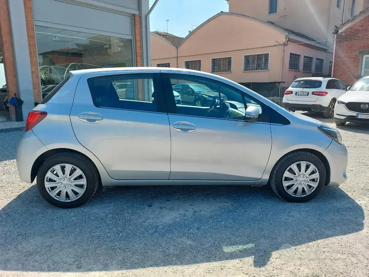 Usata Toyota Yaris Lounge 90 CV (66 kW) 2015 Grigio Utilitaria