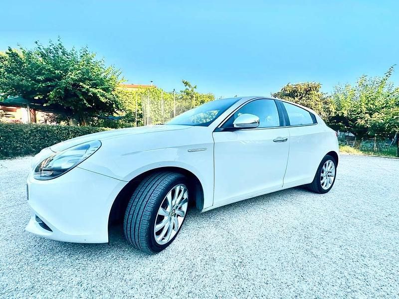 Usado Alfa Romeo Giulietta Distinctive 105 CV (77 kW) 2014 Blanco Utilitario