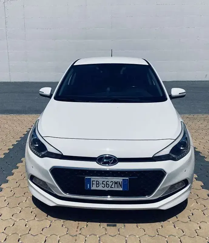 Usata Hyundai i20 Style 101 CV (74 kW) 2016 Bianco Utilitaria
