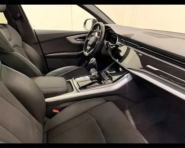 Usata Audi Q8 S-Line 286 CV (210 kW) 2025 Grigio daytona perla SUV