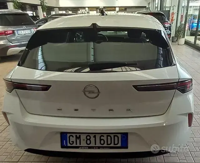 Usata Opel Astra Edition 131 CV (96 kW) 2022 Bianco Utilitaria