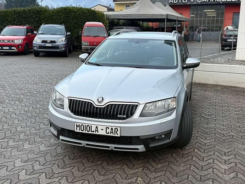 Argento Usata 2016 Skoda Octavia Scout 4x4 Station wagon | 13.900 € (Buon prezzo) - Immagine 1/4