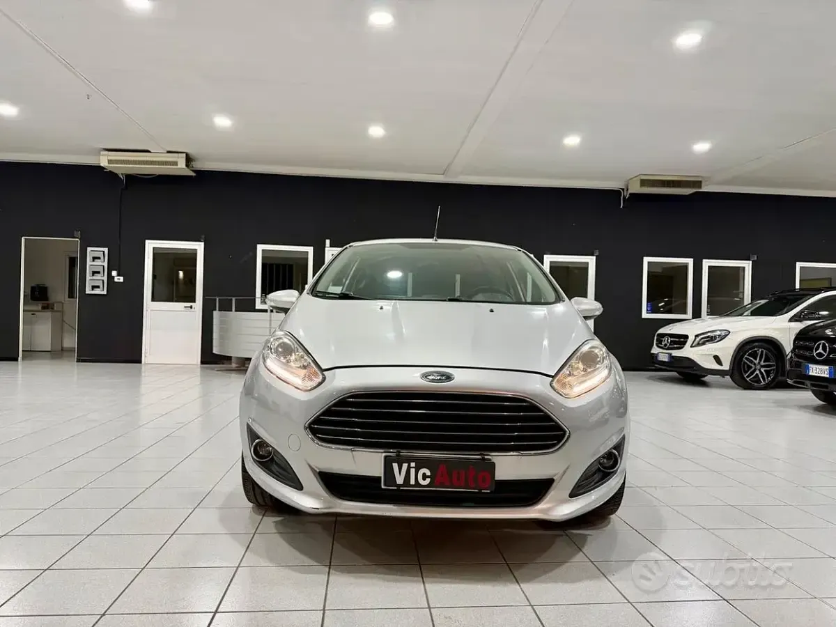 Usata Ford Fiesta Titanium 75 CV (55 kW) 2013 Grigio Berlina