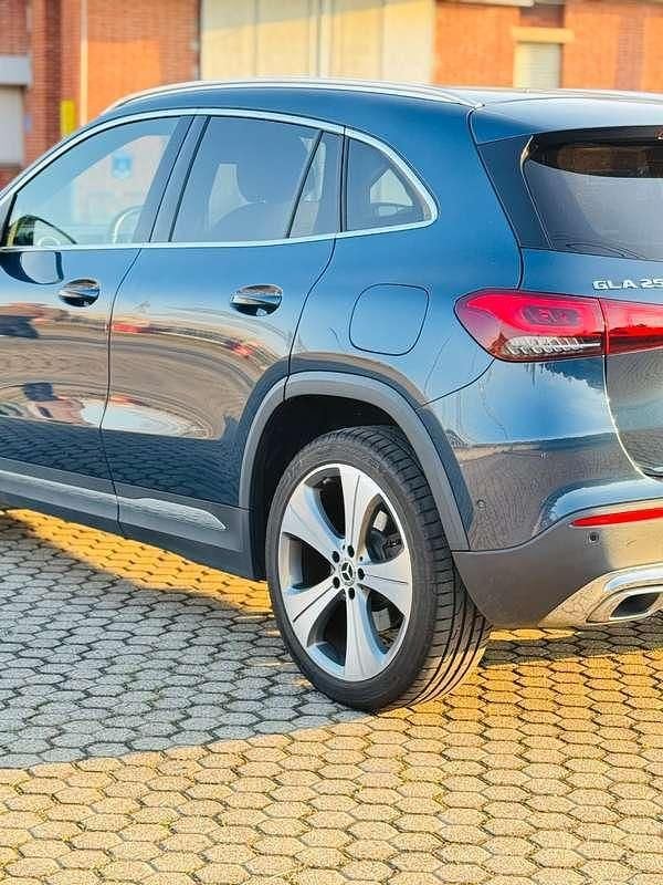 Usata Mercedes GLA250 160 CV (117 kW) 2020 Blu/azzurro SUV