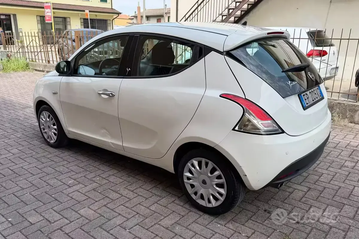 Usata Lancia Ypsilon 69 CV (50 kW) 2013 Bianco Utilitaria