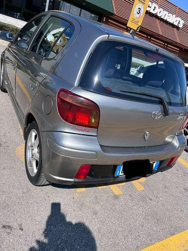 Usata Toyota Yaris 105 CV (77 kW) 2005 Grigio Berlina
