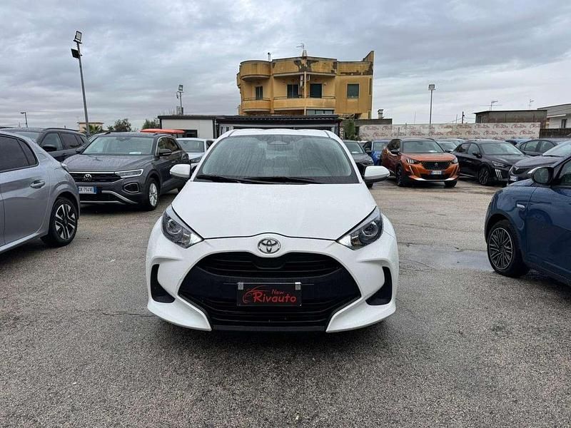 Bianco Usata 2023 Toyota Yaris Hybrid Active Tre volumi | 19.900 € (Buon prezzo) - Immagine 1/4