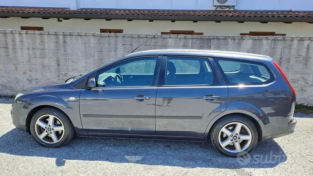 Usata Ford Focus 116 CV (85 kW) 2006 Grigio Station wagon