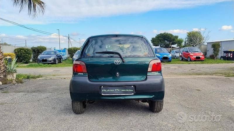 Usata Toyota Yaris 67 CV (49 kW) 2002 Verde Berlina
