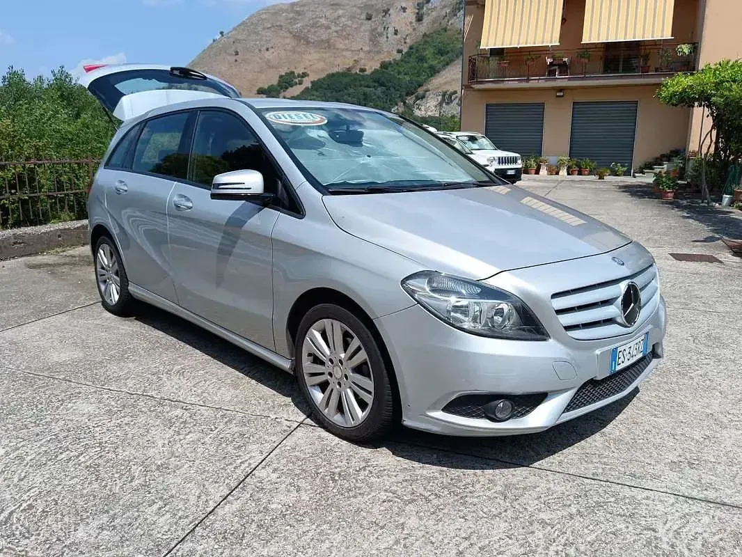 Usata Mercedes B180 Executive 109 CV (80 kW) 2013 Grigio Utilitaria