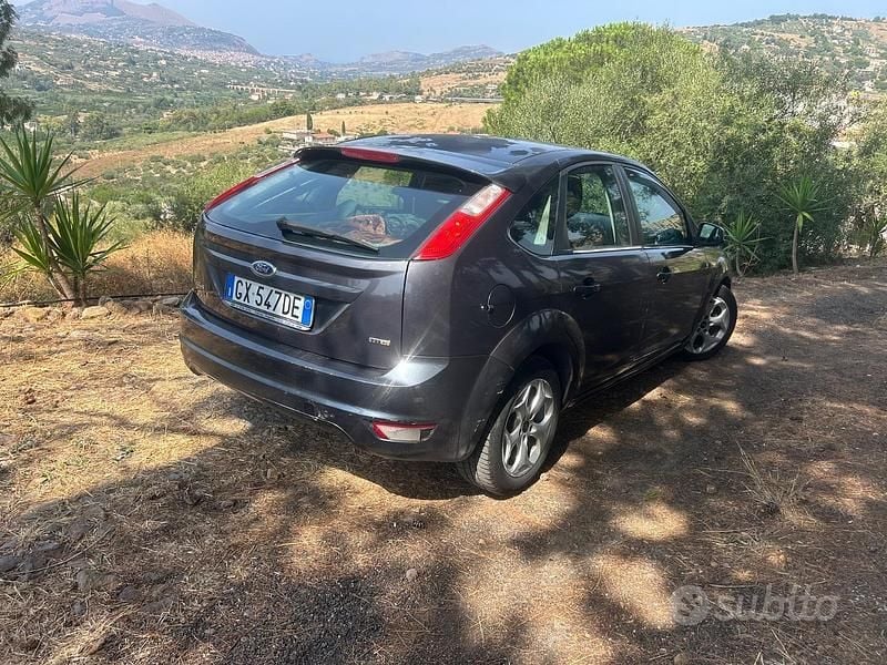 Usata Ford Focus 90 CV (66 kW) 2010 Grigio Berlina