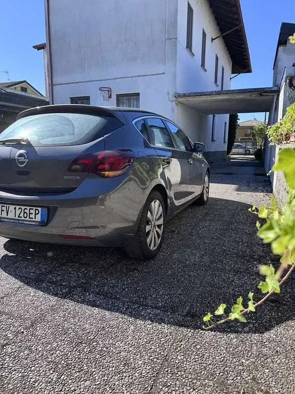Usata Opel Astra 95 CV (69 kW) 2011 Berlina