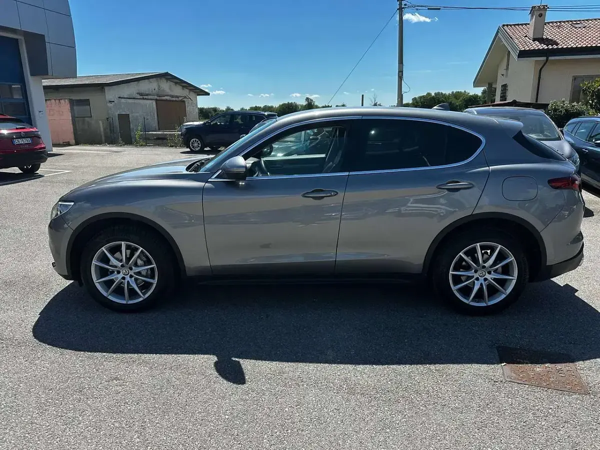 Usata Alfa Romeo Stelvio Executive 209 CV (153 kW) 2017 Grigio SUV