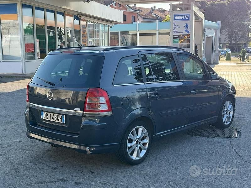 Usata Opel Zafira 150 CV (110 kW) 2009 Monovolume