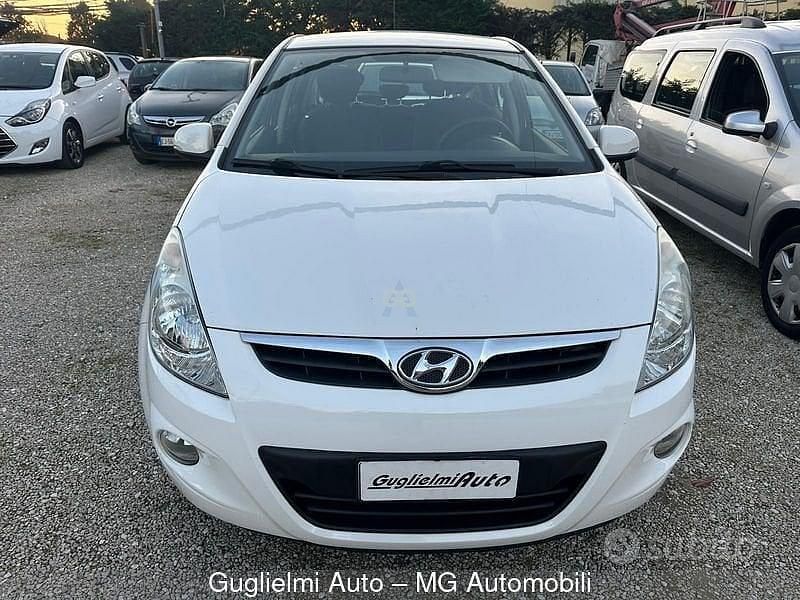 Usata Hyundai i20 Comfort 75 CV (55 kW) 2011 Bianco Utilitaria