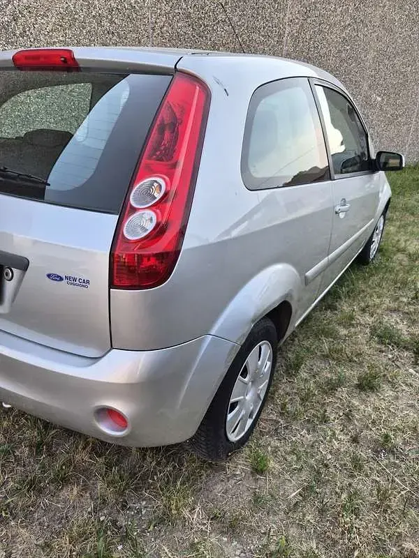 Usata Ford Fiesta Ghia 75 CV (55 kW) 2007 Utilitaria