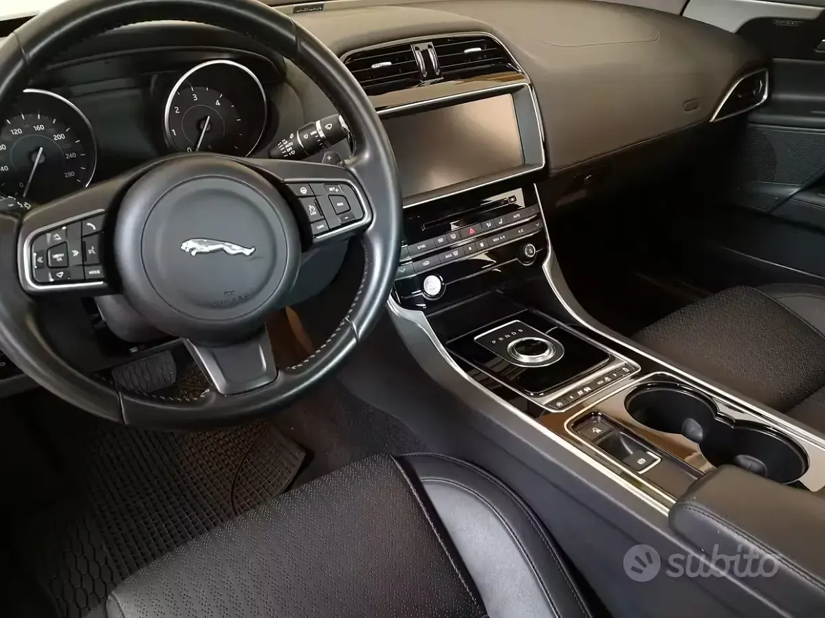 Usata Jaguar XE Portfolio 180 CV (132 kW) 2016 Grigio Berlina