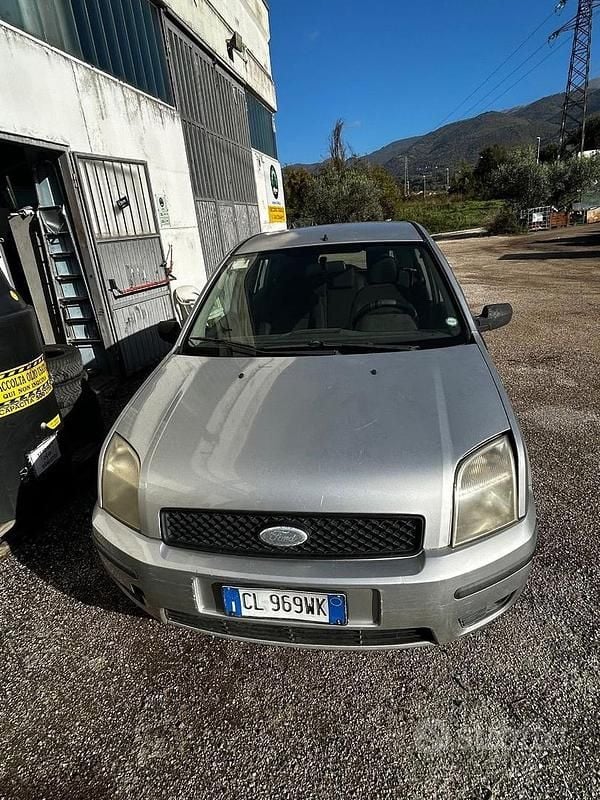 Usata Ford Fusion 68 CV (50 kW) 2004 Grigio Berlina