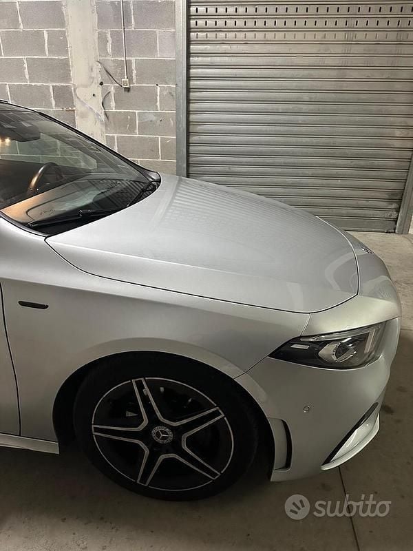 Usata Mercedes A180 Premium 116 CV (85 kW) 2019 Grigio Berlina