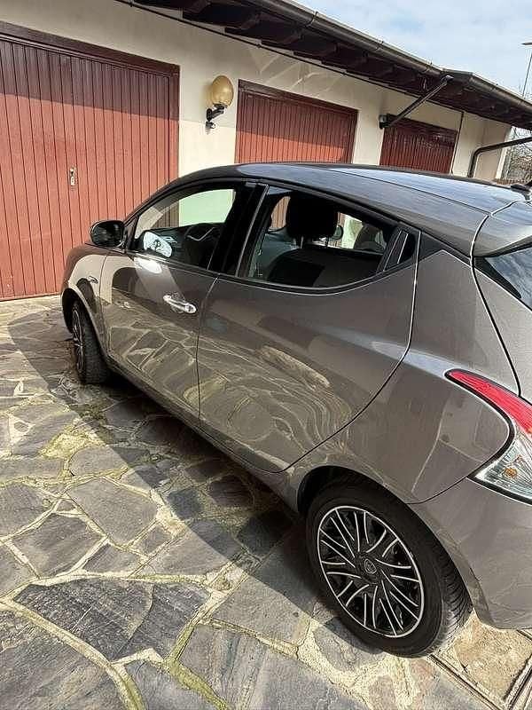 Usata Lancia Ypsilon Gold 69 CV (50 kW) 2022 Grigio Utilitaria