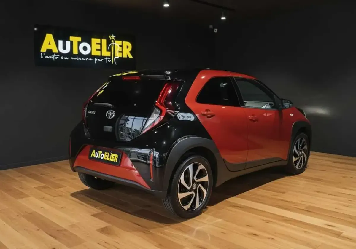 Usata Toyota Aygo X Trend 72 CV (52 kW) 2023 Bicolore SUV