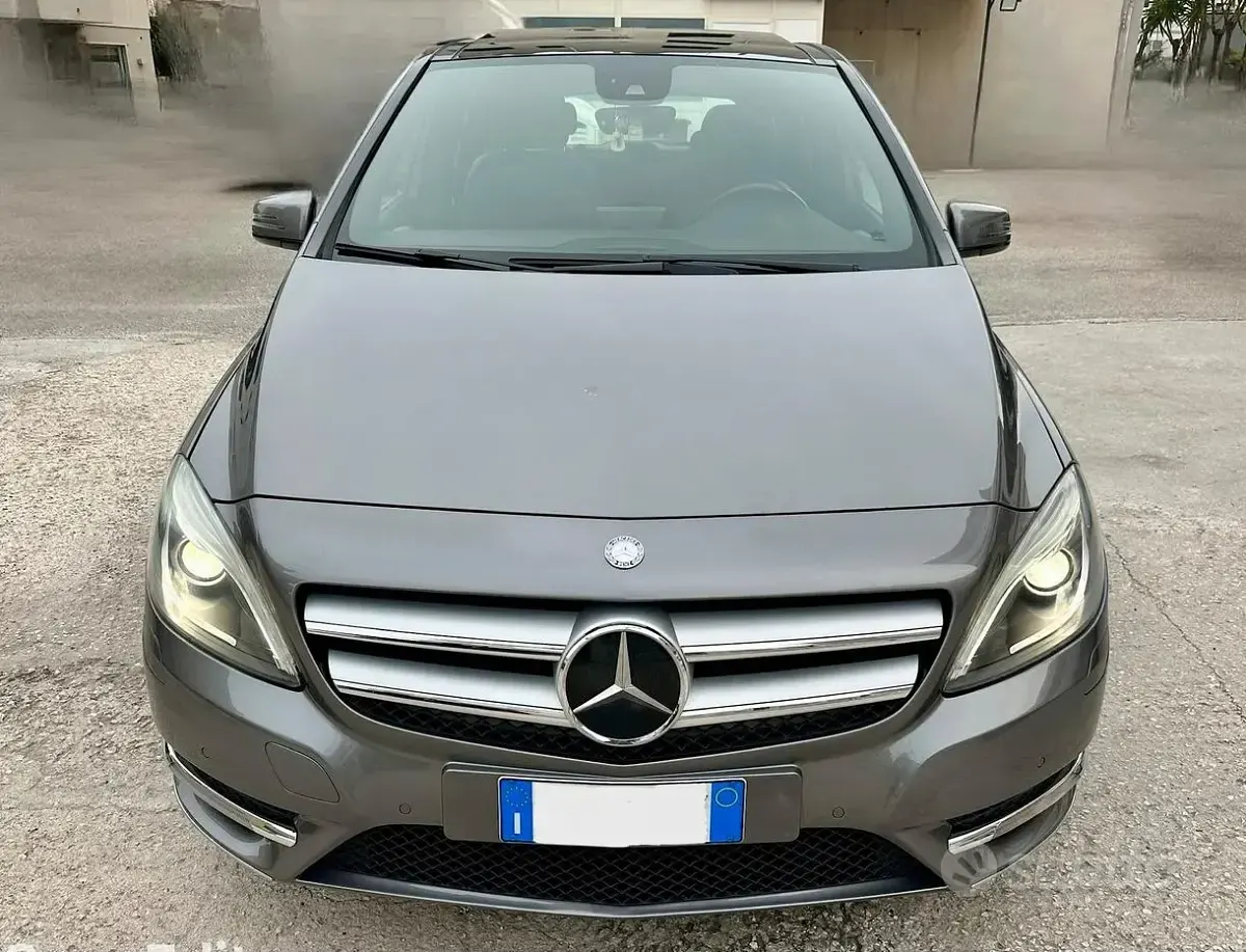 Usata Mercedes B200 Premium 156 CV (114 kW) 2012 Grigio Utilitaria