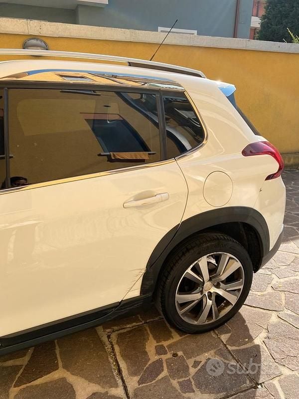 Usata Peugeot 2008 Allure 100 CV (73 kW) 2016 Bianco SUV
