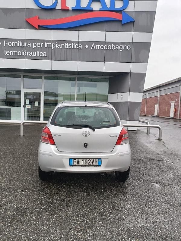 Usata Toyota Yaris 99 CV (72 kW) 2010 Grigio Berlina