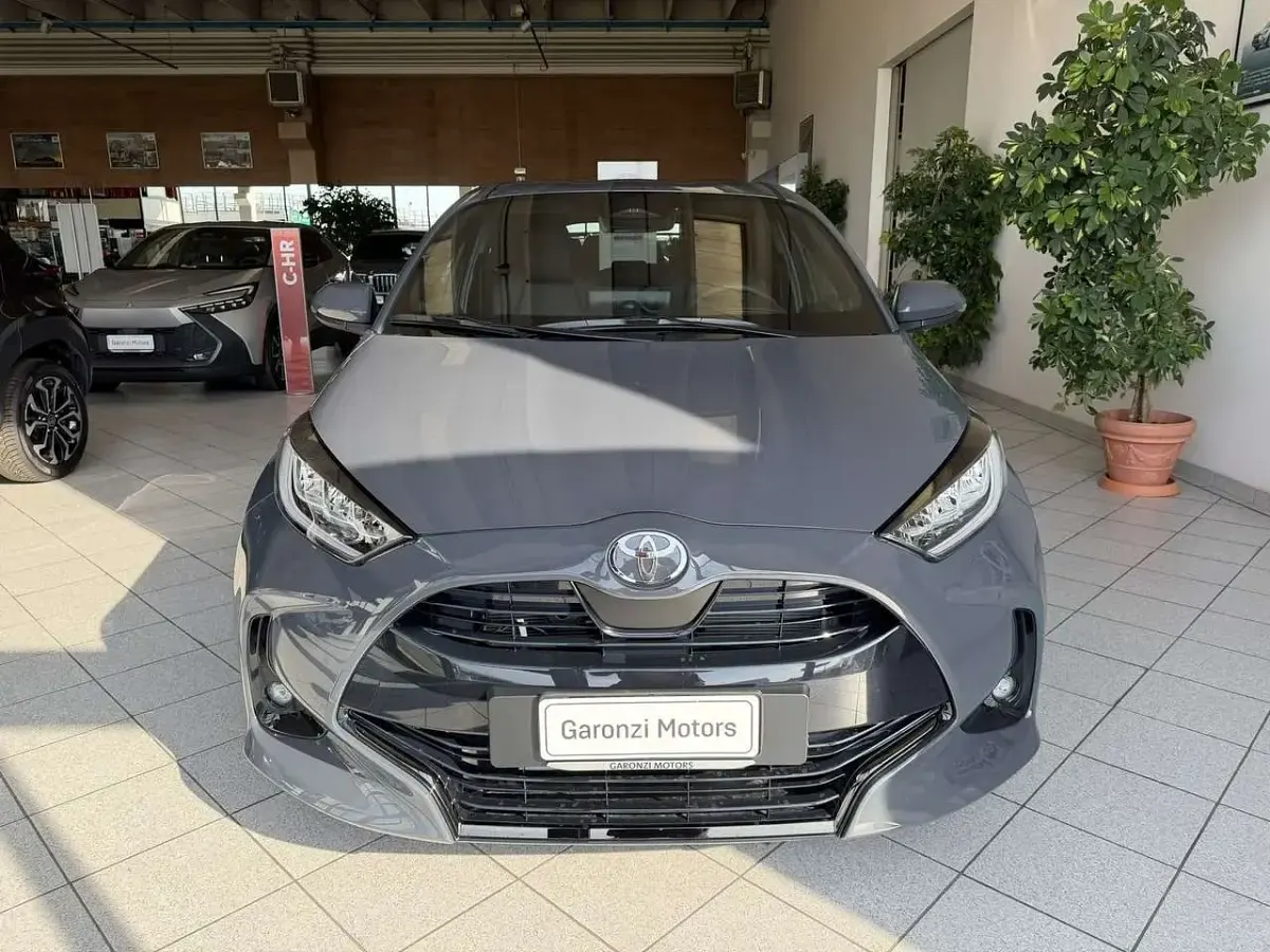 Nuova Toyota Yaris Hybrid Premium 131 CV (96 kW) 2026 Grigio Berlina