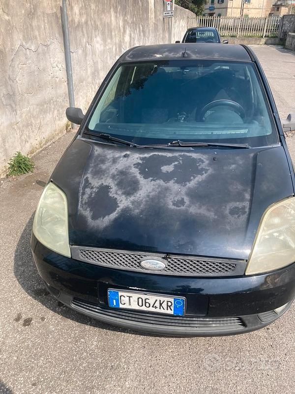 Usata Ford Fiesta 75 CV (55 kW) 2004 Nero Utilitaria