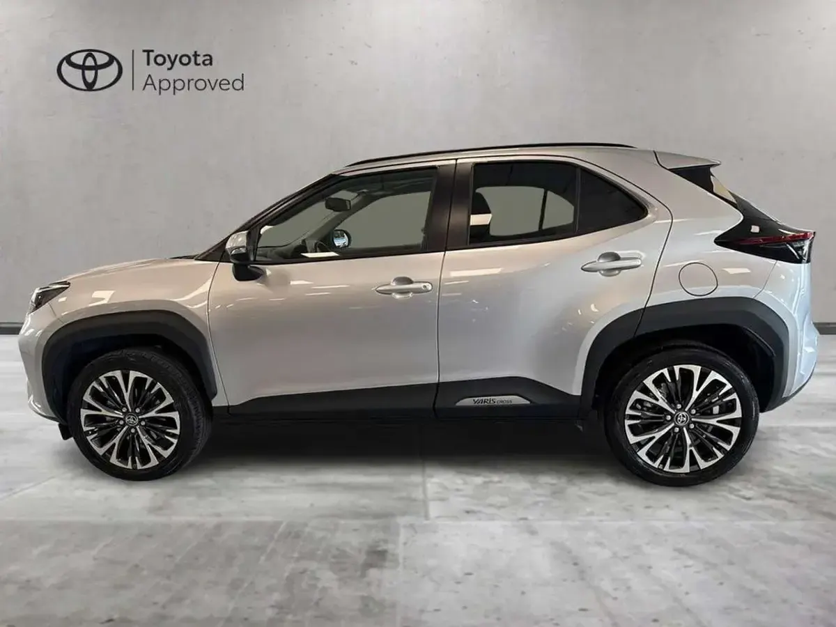 Usata Toyota Yaris Cross Lounge 116 CV (85 kW) 2023 Argento SUV