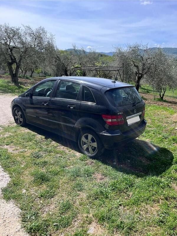 Usata Mercedes B180 109 CV (80 kW) 2010 Nero Monovolume