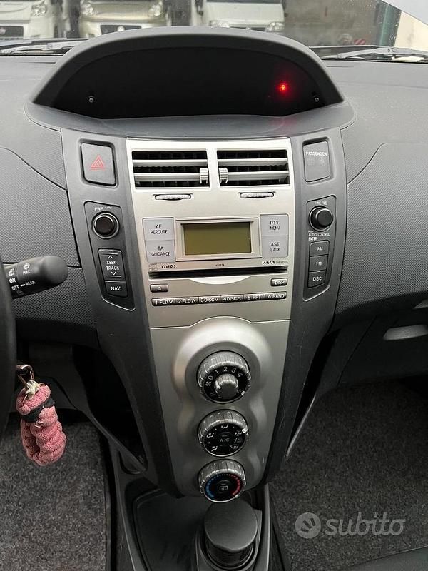 Usata Toyota Yaris 87 CV (63 kW) 2008 Grigio Utilitaria