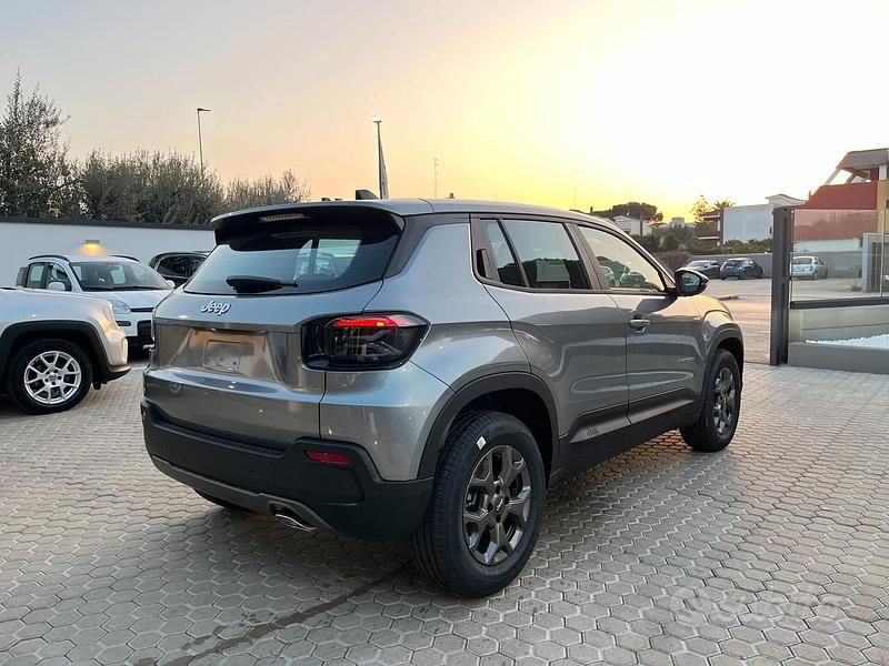 Nuova Jeep Avenger Longitude 101 CV (74 kW) 2025 Grigio SUV
