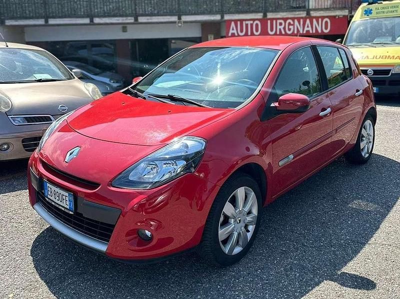 Rosso Usata 2010 Renault Clio III Luxe Tre volumi | 3900 € (Buon prezzo) - Immagine 1/4